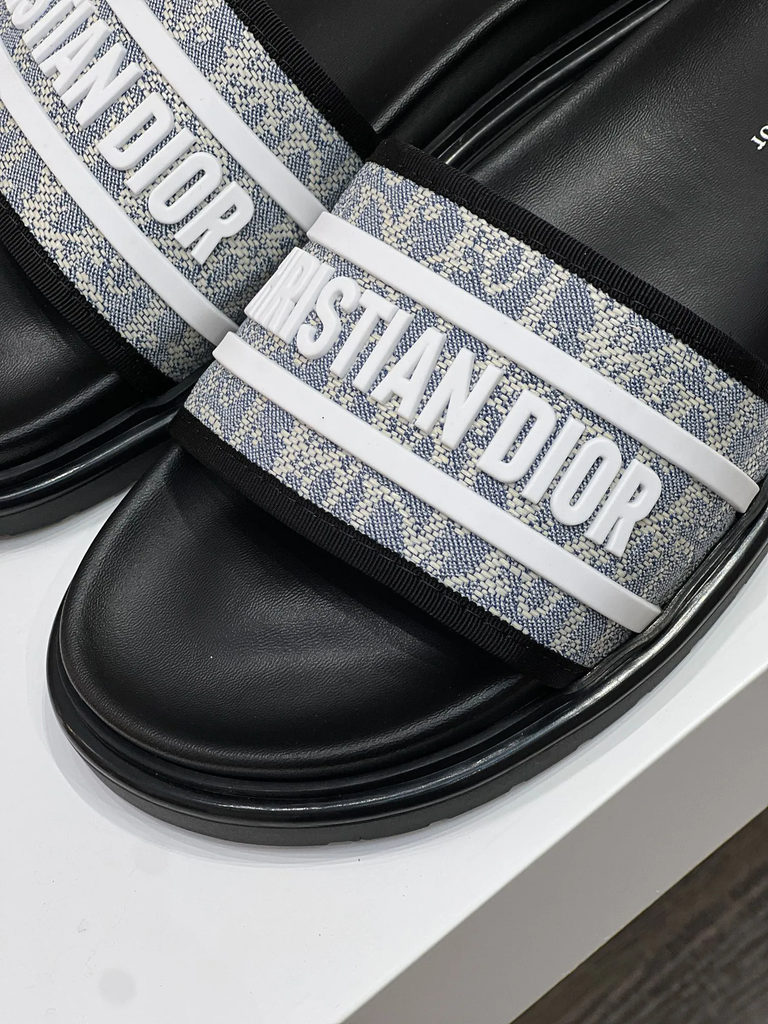 Men's men's shoes💰320【DIOR】🐝🐝Top version. 2024ss Dior’s latest men’s slippers are a must-have. Dior Alias ​​Men's Genuine Leather Slippers This summer new Alias ​​sandal embodies a casual and elegant style. Carefully crafted from grained cow leather and Oblique printed fabric, with cowhide lining! Cross-strap design with metal-clad brass CD Diamond logo. The imported cowhide leather and rubber sole adds sophistication and comfort, while Oblique print-effect anti-slip panels add style. Size39-44 (customized at 38.45)